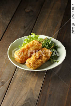 敷いた野菜と串カツ 128333014