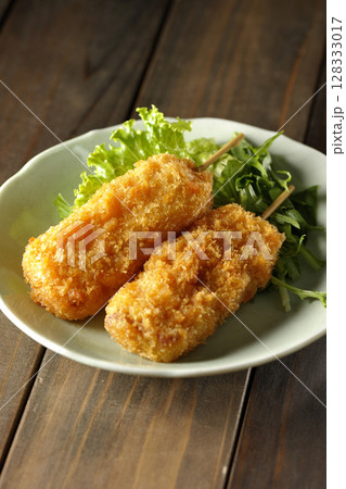 敷いた野菜と串カツ 敷いた野菜と串カツ 128333017