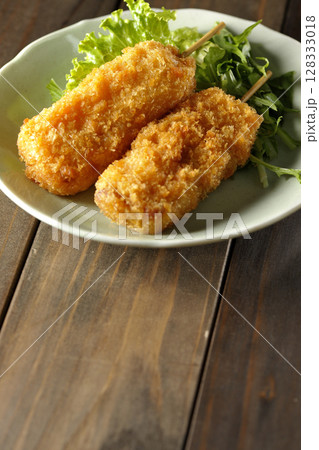 敷いた野菜と串カツ 128333018