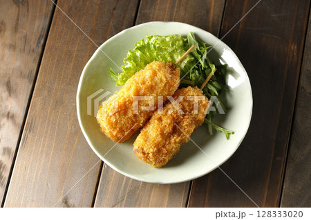 敷いた野菜と串カツ 敷いた野菜と串カツ 128333020