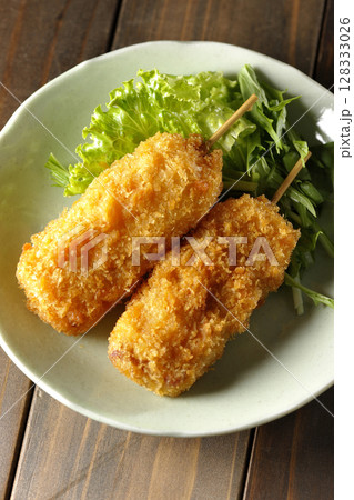 敷いた野菜と串カツ 128333026