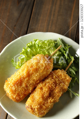 敷いた野菜と串カツ 128333027