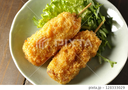 敷いた野菜と串カツ 128333029
