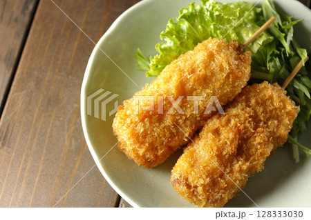 敷いた野菜と串カツ 敷いた野菜と串カツ 128333030