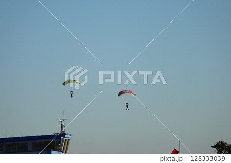 （さいたま・桶川飛行場）大空を飛ぶスカイダイバー 128333039
