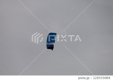 （さいたま・桶川飛行場）大空を飛ぶスカイダイバー 128333069