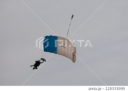 （さいたま・桶川飛行場）大空を飛ぶスカイダイバー 128333099
