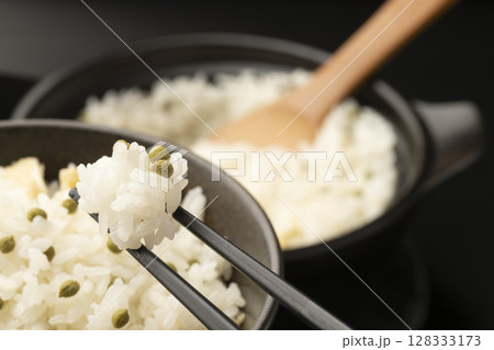湯気の立つ実山椒の炊き込みご飯を箸で持ち上げる 128333173