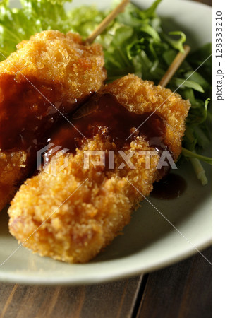 敷いた野菜とソースがかかった串カツ 敷いた野菜とソースがかかった串カツ 128333210