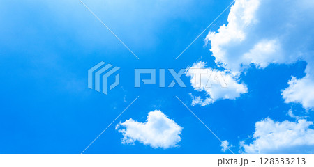青空と白い雲とシンプルな風景 128333213
