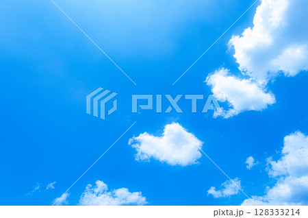 青空と白い雲とシンプルな風景 128333214