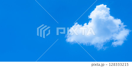 青空と白い雲とシンプルな風景 128333215