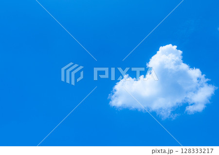 青空と白い雲とシンプルな風景 128333217