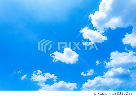 青空と白い雲とシンプルな風景 128333218