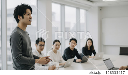 ビジネスミーティングとプレゼンテーションの様子 128333417