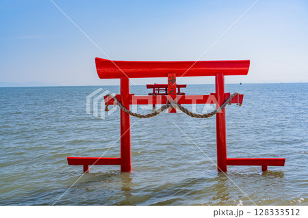 (佐賀県)有明海 大魚神社の海中鳥居 (佐賀県)有明海 大魚神社の海中鳥居 128333512