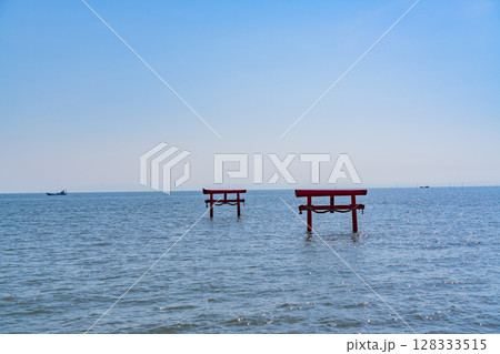 (佐賀県)有明海 大魚神社の海中鳥居 (佐賀県)有明海 大魚神社の海中鳥居 128333515