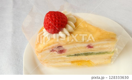 手作りクレープいちごのケーキのイメージ 128333630
