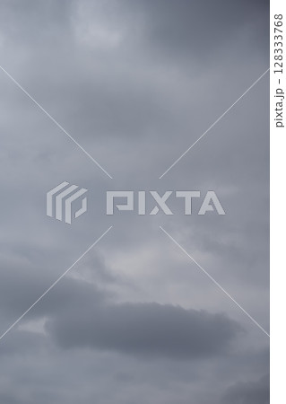 雨雲 雨の日 台風 天気 梅雨 初夏 7月 イメージ 128333768