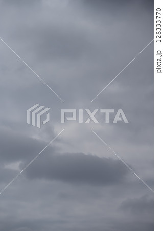 雨雲 雨の日 台風 天気 梅雨 初夏 7月 イメージ 128333770