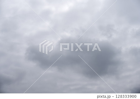 雨雲 雨の日 台風 天気 梅雨 初夏 7月 イメージ 128333900