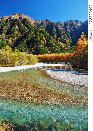 盛秋の北アルプス 上高地 盛秋の北アルプス 上高地 128333909