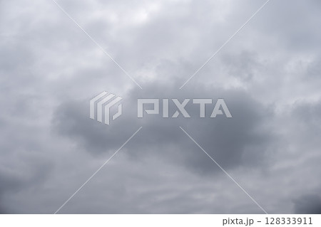 雨雲 雨の日 台風 天気 梅雨 初夏 7月 イメージ 雨雲 雨の日 台風 天気 梅雨 初夏 7月 イメージ 128333911