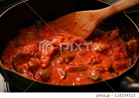 ラタトゥイユを煮込んでいる様子 ラタトゥイユを煮込んでいる様子 128334323