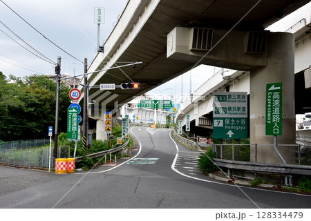 横浜市 新横浜通りの高速道路(第三京浜・横浜新道)入口 横浜市 新横浜通りの高速道路(第三京浜・横浜新道)入口 128334479