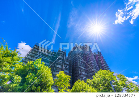 日本の横浜都市景観7月・夏空…マンションの補修や点検等、足場や防護ネットなどを望む＝10日 128334577