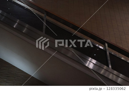 薄暗い室内にある階段とエスカレーター 128335062