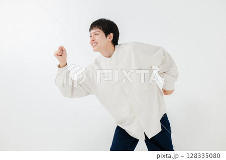 走るポーズをする男性 128335080