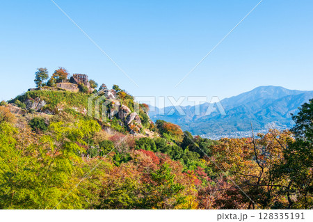 苗木城跡と恵那山(秋) 苗木城跡と恵那山(秋) 128335191
