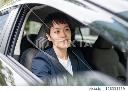 車を運転する男性 車を運転する男性 128335359