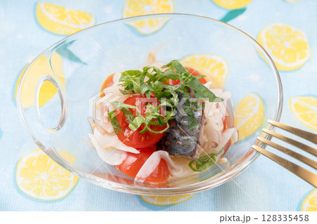 さば缶とミニトマトと新たまねぎの甘酢和え 128335458