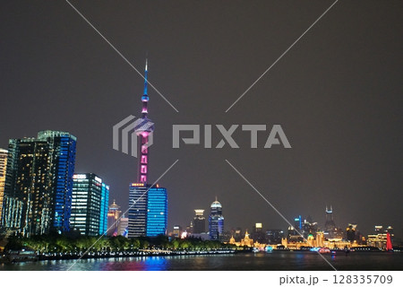 ボートから見る上海の夜景 128335709