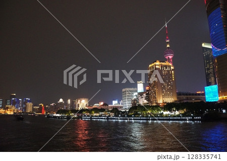 ボートから見る上海の夜景 128335741