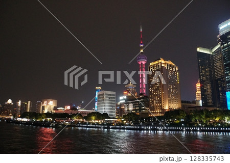 ボートから見る上海の夜景 ボートから見る上海の夜景 128335743