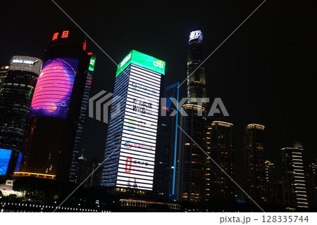 ボートから見る上海の夜景 ボートから見る上海の夜景 128335744