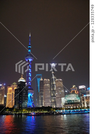 ボートから見る上海の夜景 128335749