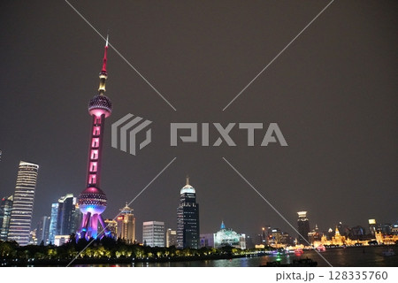 ボートから見る上海の夜景 ボートから見る上海の夜景 128335760