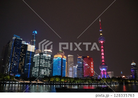 ボートから見る上海の夜景 ボートから見る上海の夜景 128335763