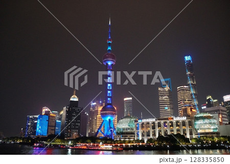 ボートから見る上海の夜景 ボートから見る上海の夜景 128335850
