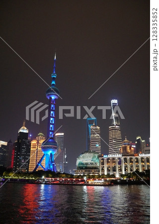 ボートから見る上海の夜景 ボートから見る上海の夜景 128335852