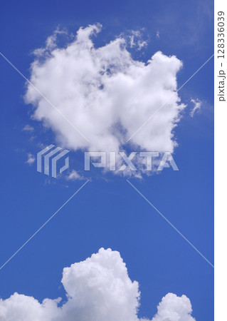 日本の横浜都市景観　青空に映える雄大積雲（画面下）などを望む＝7月10日 128336039