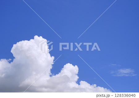 日本の横浜都市景観　青空に映える雄大積雲（画面下）などを望む＝7月10日 128336040