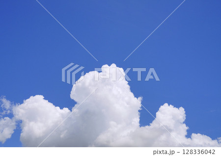 日本の横浜都市景観　青空に映える雄大積雲（画面下）などを望む＝7月10日 128336042