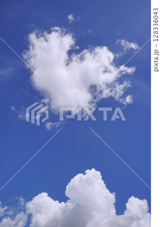 日本の横浜都市景観　青空に映える雄大積雲（画面下）などを望む＝7月10日 128336043