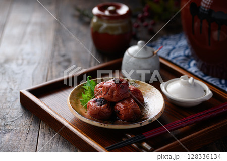 紀州南高梅のかつお梅干しを和食器に上品に盛り付けた写真 紀州南高梅のかつお梅干しを和食器に上品に盛り付けた写真 128336134