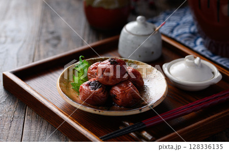 紀州南高梅のかつお梅干しを和食器に上品に盛り付けた写真 紀州南高梅のかつお梅干しを和食器に上品に盛り付けた写真 128336135